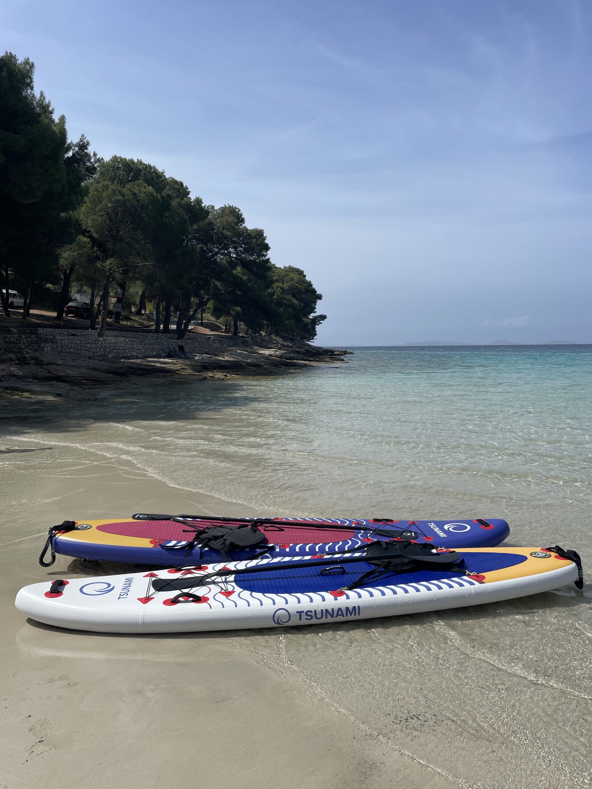 Deski SUP przy brzegu spokojnej zatoki na Murterze